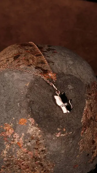 El yapımı değerli mücevherler. Kadınlar için bijouterie ve mücevher altın ve elmaslar