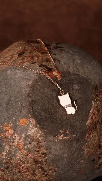 El yapımı değerli mücevherler. Kadınlar için bijouterie ve mücevher altın ve elmaslar