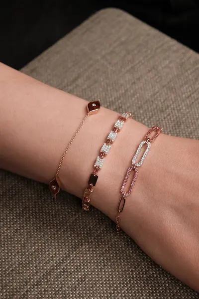 El yapımı değerli mücevherler. Kadınlar için bijouterie ve mücevher altın ve elmaslar