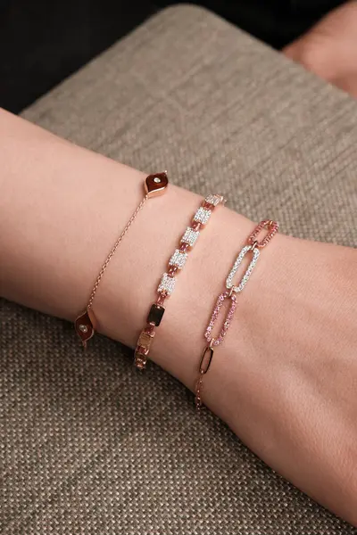 El yapımı değerli mücevherler. Kadınlar için bijouterie ve mücevher altın ve elmaslar