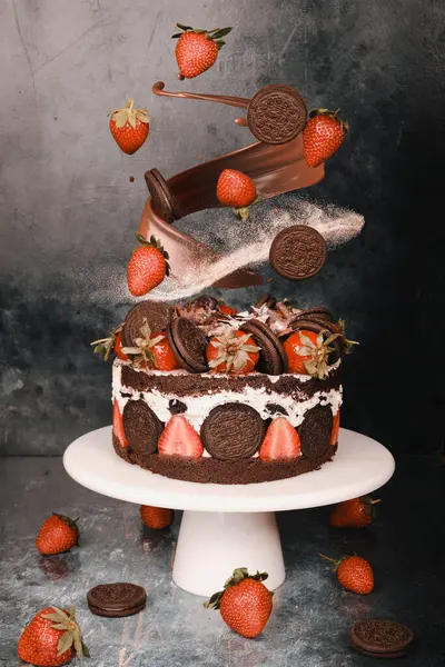 Hareketteki İçindekilerle Yeniden Yapılandırılmış Kek Konsepti