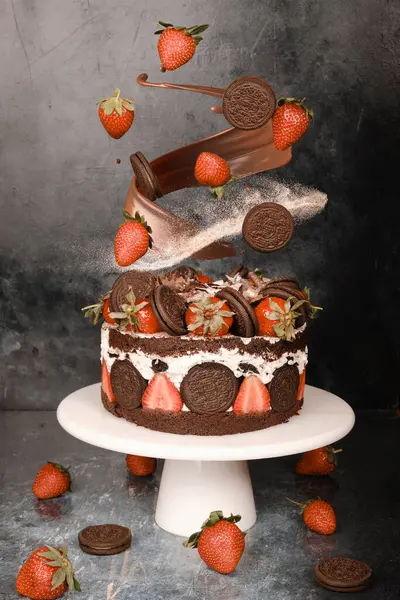 Hareketteki İçindekilerle Yeniden Yapılandırılmış Kek Konsepti