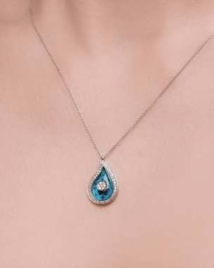 Özel anlar için Parlak Altın ve Elmas Mücevherler