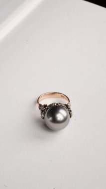 Özel anlar için Parlak Altın ve Elmas Mücevherler