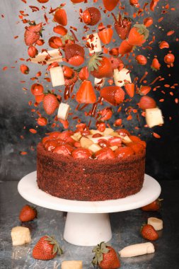 Hareketteki İçindekilerle Yeniden Yapılandırılmış Kek Konsepti