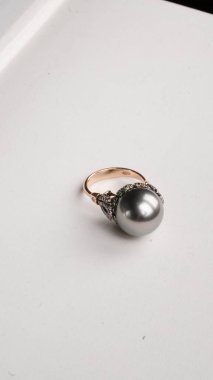 Özel anlar için Parlak Altın ve Elmas Mücevherler