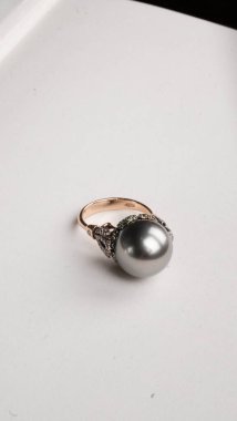 Özel anlar için Parlak Altın ve Elmas Mücevherler