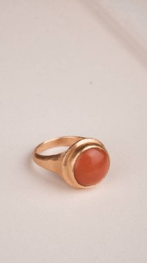 Özel anlar için Parlak Altın ve Elmas Mücevherler