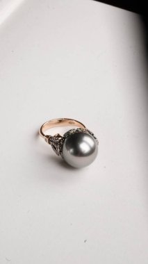 Özel anlar için Parlak Altın ve Elmas Mücevherler