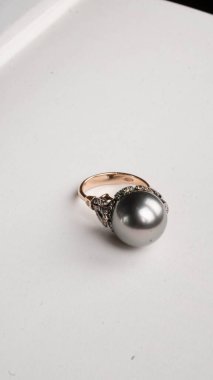 Özel anlar için Parlak Altın ve Elmas Mücevherler