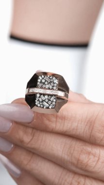 Yıldönümü Hediyeleri İçin Lüks Altın ve Elmas Mücevherler