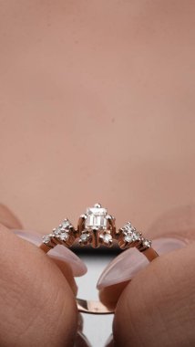 Yıldönümü Hediyeleri İçin Lüks Altın ve Elmas Mücevherler