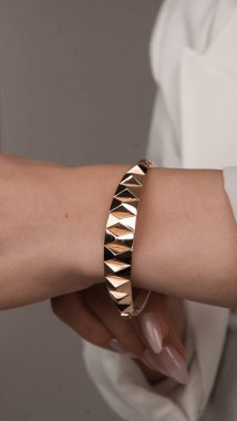 Yıldönümü Hediyeleri İçin Lüks Altın ve Elmas Mücevherler