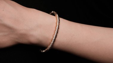 Yıldönümü Hediyeleri İçin Lüks Altın ve Elmas Mücevherler