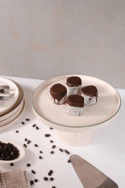 Çıtır Çıtır Şekerlemeli Duble Çikolatalı ekler