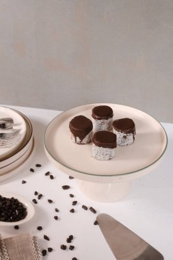 Çıtır Çıtır Şekerlemeli Duble Çikolatalı ekler