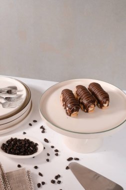 Çıtır Çıtır Şekerlemeli Duble Çikolatalı ekler