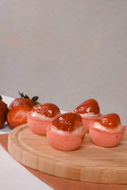 Çıtır Çıtır Şekerlemeli Duble Çikolatalı ekler