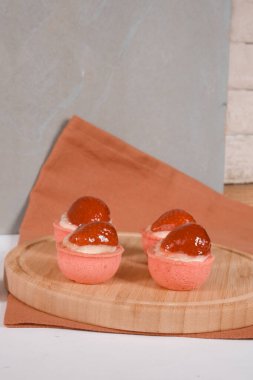 Çıtır Çıtır Şekerlemeli Duble Çikolatalı ekler