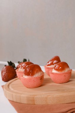 Çıtır Çıtır Şekerlemeli Duble Çikolatalı ekler