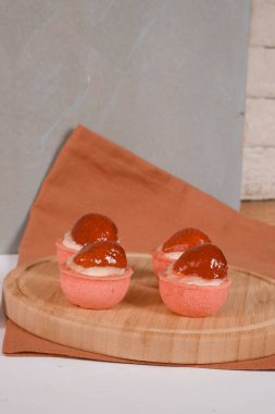 Çıtır Çıtır Şekerlemeli Duble Çikolatalı ekler