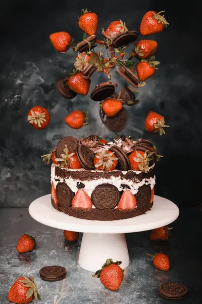 Hareketteki İçindekilerle Yeniden Yapılandırılmış Kek Konsepti