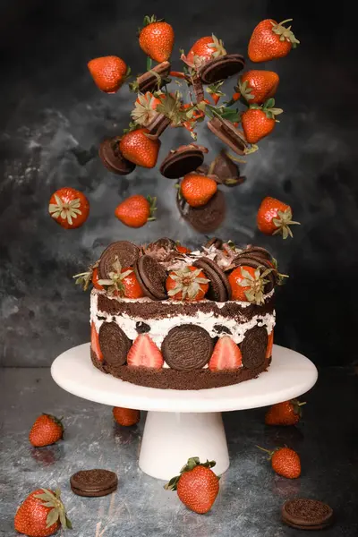 Hareketteki İçindekilerle Yeniden Yapılandırılmış Kek Konsepti