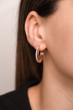 Zarif Altın Ayarlar 'da Lüks Elmas Mücevherler