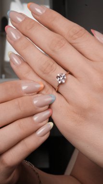 Zarif Altın Ayarlar 'da Lüks Elmas Mücevherler