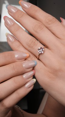 Zarif Altın Ayarlar 'da Lüks Elmas Mücevherler