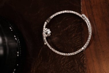 Zarif Altın Ayarlar 'da Lüks Elmas Mücevherler