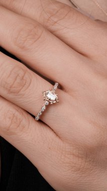 Zarif Altın Ayarlar 'da Lüks Elmas Mücevherler