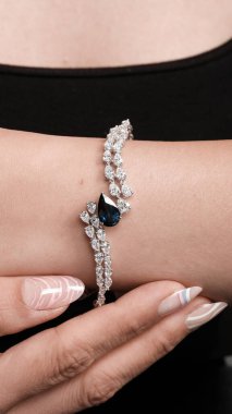 Zarif Altın Ayarlar 'da Lüks Elmas Mücevherler