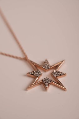 Zarif Altın Ayarlar 'da Lüks Elmas Mücevherler