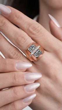 Zarif Altın Ayarlar 'da Lüks Elmas Mücevherler