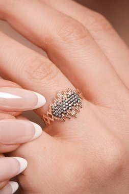 Zarif Altın Ayarlar 'da Lüks Elmas Mücevherler