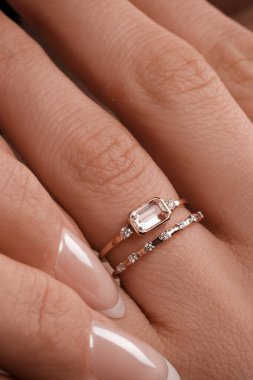 Zarif Altın Ayarlar 'da Lüks Elmas Mücevherler