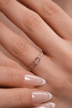 Zarif Altın Ayarlar 'da Lüks Elmas Mücevherler