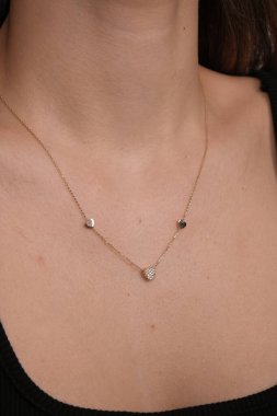 Zarif Altın Ayarlar 'da Lüks Elmas Mücevherler