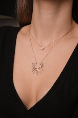 Onun için Değerli Altın ve Elmas Mücevherler