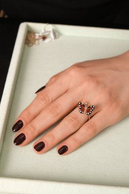 Onun için Değerli Altın ve Elmas Mücevherler