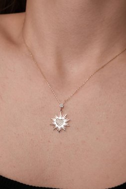 Onun için Değerli Altın ve Elmas Mücevherler