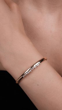 Onun için Değerli Altın ve Elmas Mücevherler