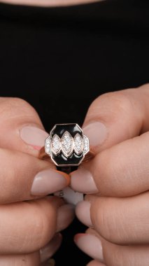 Onun için Değerli Altın ve Elmas Mücevherler