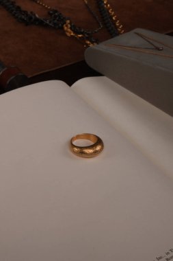 Onun için Değerli Altın ve Elmas Mücevherler