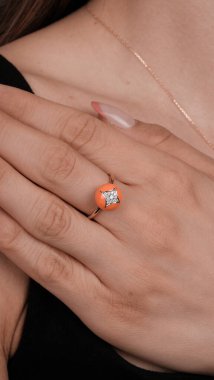 Onun için Değerli Altın ve Elmas Mücevherler