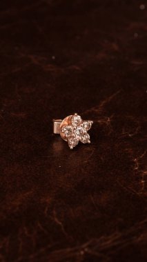 Onun için Değerli Altın ve Elmas Mücevherler