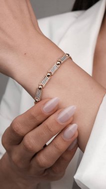 Onun için Değerli Altın ve Elmas Mücevherler