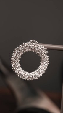 Onun için Değerli Altın ve Elmas Mücevherler