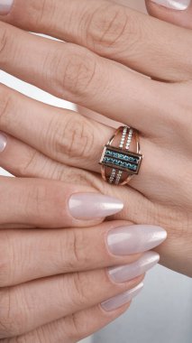 Onun için Değerli Altın ve Elmas Mücevherler